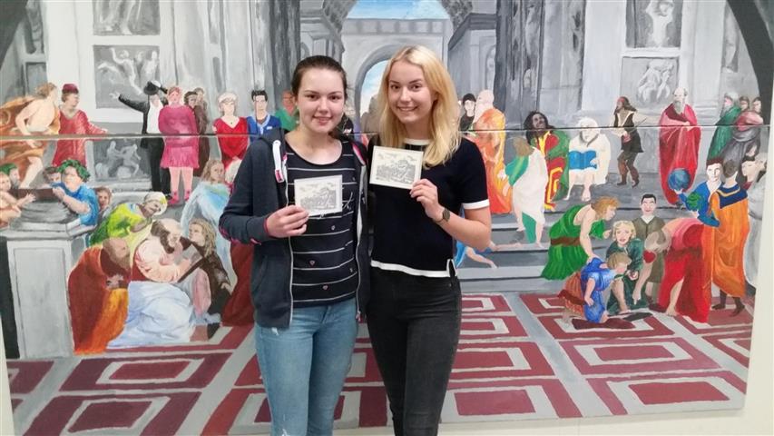 Die zwei Schulsiegerinnen Juliane Walther (links) und Miriam Färber mit den Buchpreisen des BEFT