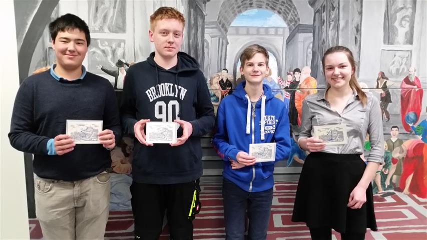 Die Sieger des Geographie-Wettbewerbs 2018 mit den Buchpreisen des BEFT: Leonard Schmid, Moritz Hildmann, Linus Dittmer und Juliane Walther