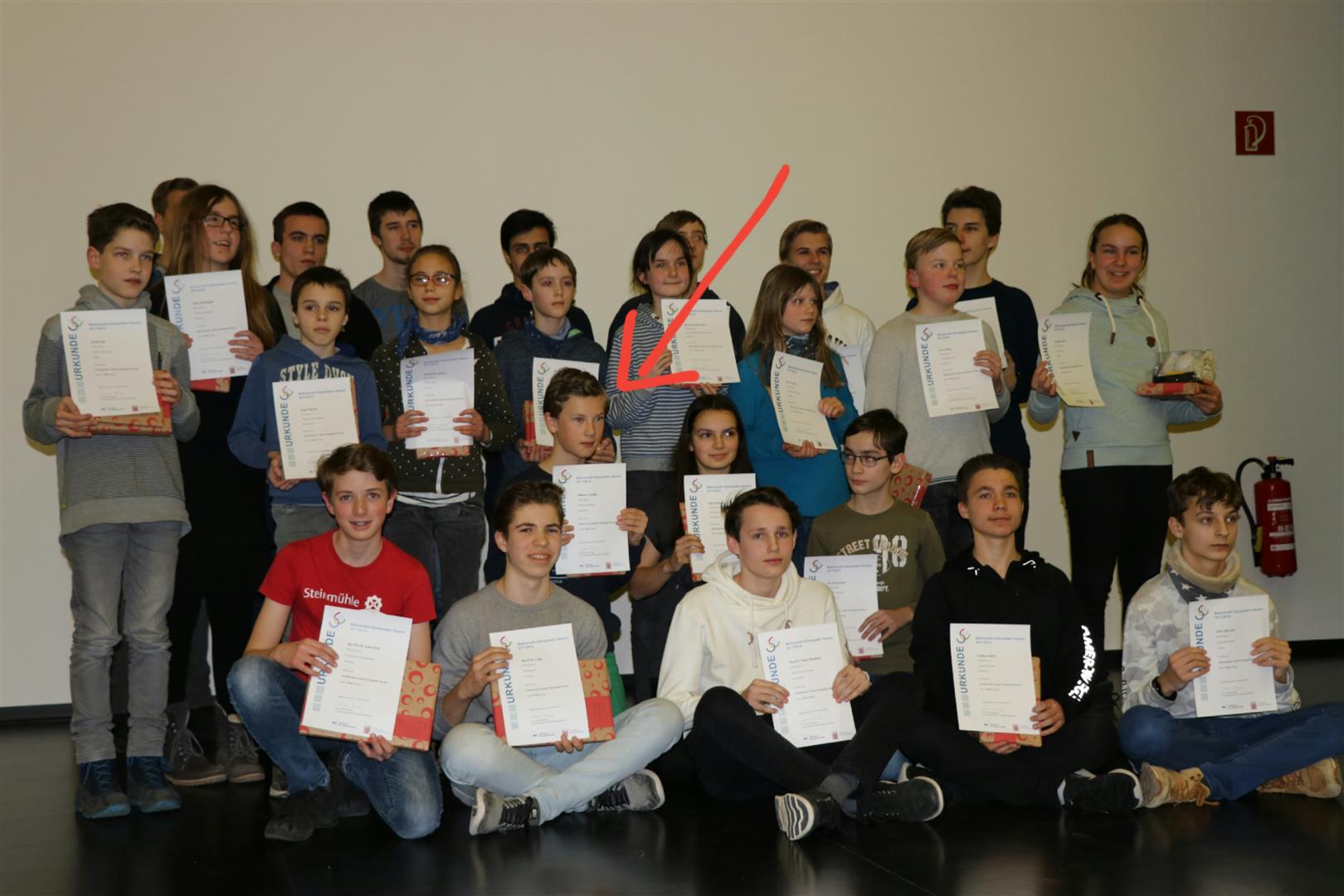 Johann Gaulke inmitten der besten Mathematikschülerinnen und -schülern Hessens