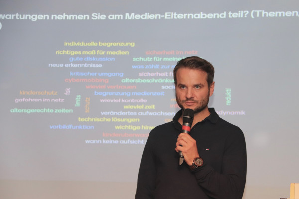 medien-elternabend_22-220E7744C-93D1-AF37-1A1B-746F39F4B2ED.jpg